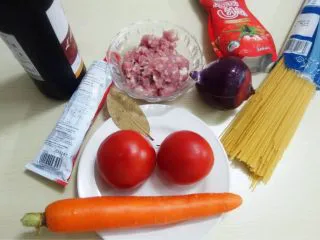 番茄肉酱意粉,材料准备好