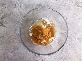 网红咸蛋黄饼干,最后倒入捣碎的咸蛋黄