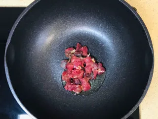 黑椒牛肉披萨,不粘锅烧热，加少许橄榄油，烧热后投入牛肉粒