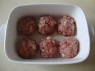 西西里肉丸意面,团成小丸子,放到烤碗中