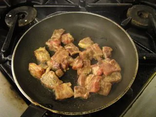 黑椒新西兰牛柳粒,平底锅烧热,倒入米糠油,将腌制好的牛排倒入