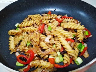 快手正餐 豉香螺旋意面（西餐中做）,翻炒均匀即可