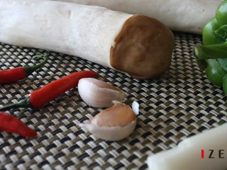 鲜椒手撕杏鲍菇—#GOURMETmaxx西式厨师机#,1. 准备材料,将杏鲍菇清洗干净