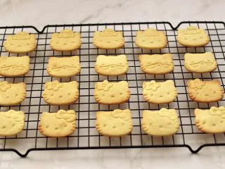 KT黄油蛋黄饼干,萌萌哒的KT饼干出炉咯,马上移至凉架上放凉后,放入饼干盒保存即可。
