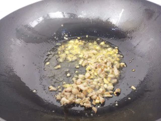 青椒香菇牛肉意面,炒熟