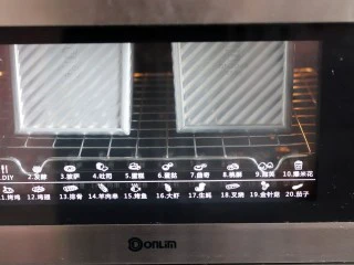 超绵软吐司(一次发酵),烤箱200度预热,放入烤箱烘烤40分钟。