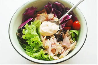 【蔬菜沙拉】 ,将提前调好的冰镇沙拉酱取出,舀几勺加入蔬菜中,吃之前拌匀即可。