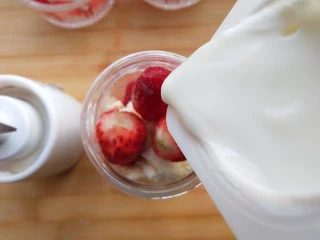 草莓椰奶布丁,剩余草莓放入榨汁杯，加入奶油奶酪，50 椰奶 注：椰粉：水＝2：3 也可以用同等椰浆,酸奶,牛奶都可代替