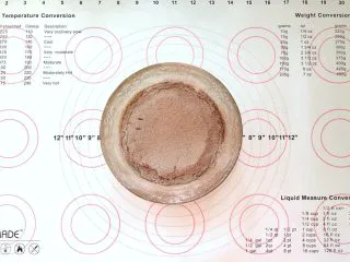 可可奶油夹心蛋糕,3、筛入低筋面粉和可可粉。