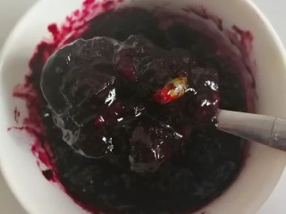 百变水果 蝶豆花蛋糕卷.百香果蓝莓馅,蓝霉变的粘稠时加入百香果汁,继续搅拌一分钟左右就可以了。放凉备用