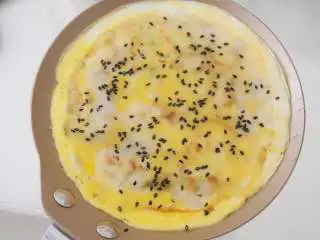 意酱鸡蛋卷饼,撒上适量黑芝麻，烙熟即可