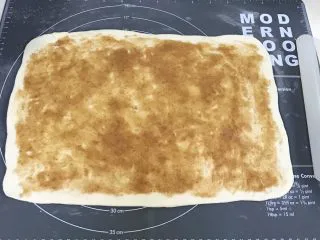 椒盐五香千层饼,均匀抹上做好的油酥。