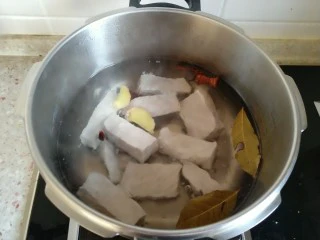 自制海苔肉松,锅内倒入足量热水 盖上盖子 高压锅上气后 小火最小火压30分钟(一定要热水 不能凉水 肉遇冷会缩 影响口感)。