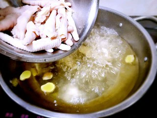 ~泡椒凤爪~,水开下鸡爪，煮10-15分钟。 我后面还加了高度白酒一勺，我超怕腥😔