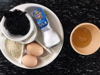 香酥紫菜脆脆,食材准备： 头水紫菜200克 鸡蛋2个 白芝麻50克 宝宝食盐10克 食用油20克