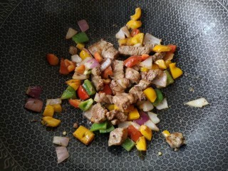 至尊牛肉小披萨,下入腌好的牛肉和彩椒,洋葱一起下锅,大火翻炒断生后盛出备用。