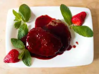 法式红酒牛排,将制作好的汤汁浇在摆好的牛排上即可享用！