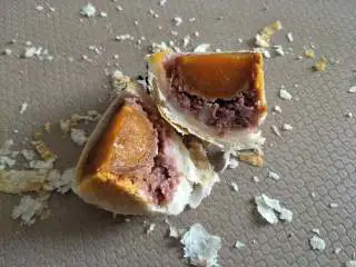 酥掉渣的蛋黄酥，月饼季做起来,红豆是自己制作的红芸豆豆沙，非常的好吃。