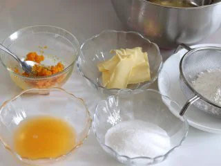 橙味甜甜圈蛋糕，在家就可复刻的经典美味,2、橙子切开，取汁。准备好其他食材。