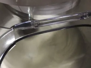 十寸古早蛋糕,小气泡时加入三分之一白糖