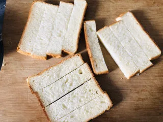 简单几步，做出媲美面包店的蒜香面包条,吐司均匀切条，一片我切了四条。