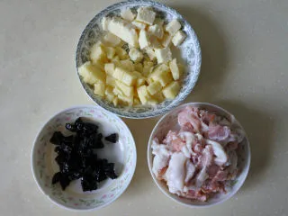 茄汁培根焗饭,两种奶酪切碎备用