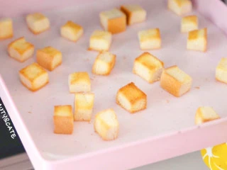 浓香的奶油与蘑菇相遇，奶香浓郁，口感细腻，没有人会不爱吧?,面包切丁后放入预热过的烤箱，200度10分钟，拷至表面金黄