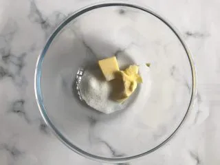 网红草莓脆皮泡芙,室温软化好的黄油放入碗中加入白糖