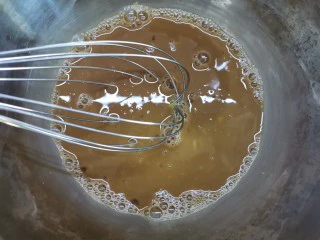 红糖发糕的家常做法（1个蛋）,搅拌均匀