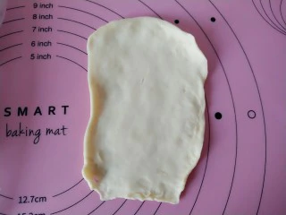 海苔肉松面包,取出其中一个擀成长方形 底部可以薄一些 方便卷起。