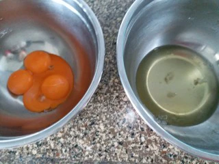 咸蛋黄肉松盒子蛋糕,把鸡蛋的蛋清和蛋黄分离，分别装在干净，无水无油的容器内。最好是不锈钢的打蛋盆。