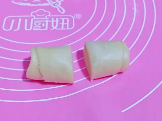 椰香桂花豆沙酥,取一个面卷，从中间切开，如图。