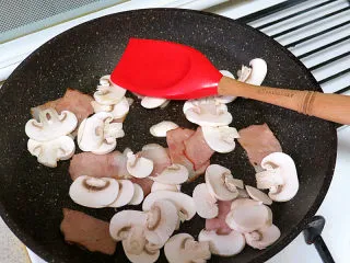 芝滋味浓滴【培根蘑菇白酱意面】,再加入蘑菇翻炒片刻