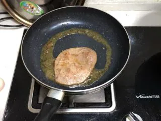 西餐菲力牛排,凉干后，将黄油放入平底锅中小火煎至牛排两面1.5分钟后可加入橄榄油继续煎至2-3分钟后起锅