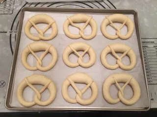 危险与美味并存一一德国碱水包,放入烤盘