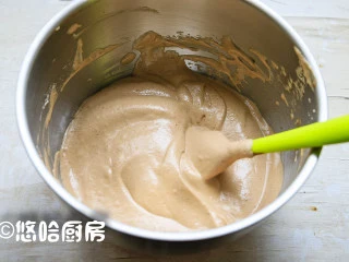 数字生日蛋糕,拌匀的蛋黄糊倒回余下的蛋白霜中,继续采用切拌的方式拌匀,拌匀的面糊光滑细腻有光泽。