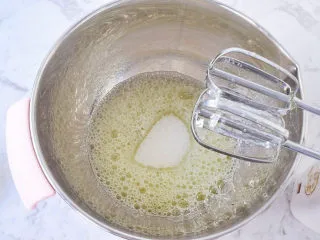 日式棉花蛋糕,分三次加入白糖,打发至硬性发泡