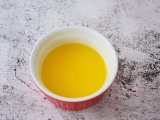 双色玛德琳蛋糕,黄油隔水融化备用