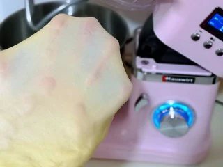 红豆日式咖啡面包卷,揉面至出手套膜!