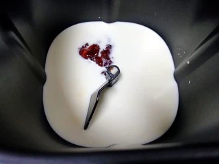 果酱辫子面包,面包机内加入牛奶、蛋液和果酱。