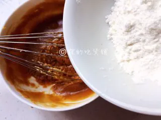 奶香咖啡面包,最后加入低粉，搅拌均匀
