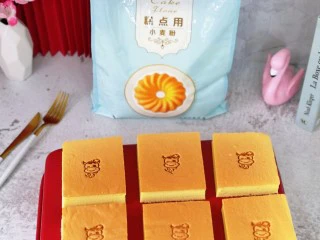 棉花蛋糕&不开裂不回缩方子,把边角切掉,再切方块,用烙印压出图案。(烙印烧热再压哈)海绵小方蛋糕就好啦。