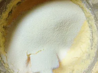 迷迭香玛芬蛋糕（制作耗时最短）,用刮刀搅拌均匀盆中食材。