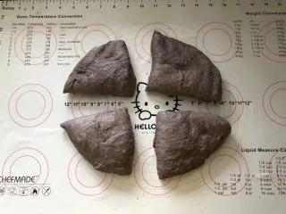 黑加仑黑米软欧包,9、分割成四等份。