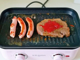 牛排芦笋盖意面,待牛排煎至自己喜欢的成熟口感时加入番茄酱,酱料也冷根据个人喜欢任意调换。