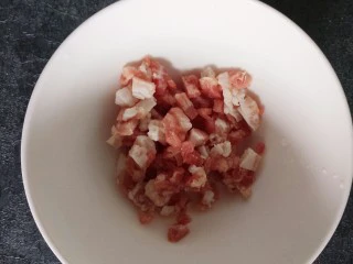 青椒香菇牛肉意面,牛肉也切碎