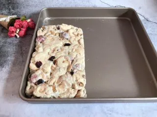 网红草莓雪花酥,放入模具中压实固定整形