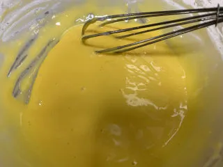 火龙果渐变蛋糕(宝宝辅食),继续用划一字的方式混合,用后蛋法做的蛋黄糊非常细腻