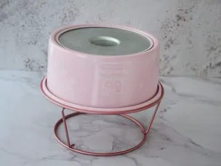 八寸中空红丝绒戚风蛋糕,烤好马上取出震一下,然后倒扣晾凉再脱模