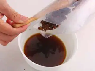 中式点心红糖夹心馒头,将压碎的红糖块放入温水中,搅拌融化(红糖不用全部放完,留10克左右做馅料时用)